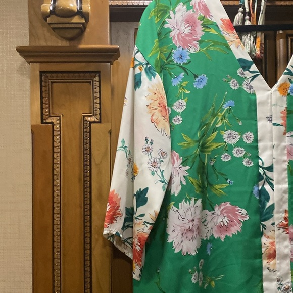 Chenault Green / White Floral Loose Fit Blouse Size Large - Picture 3 of 6